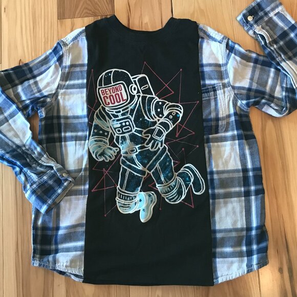 Upcycled Oversized Astronaut Graphic T-Shirt, Boy’s Size 10-12: Pullover Sweater - Picture 5 of 11